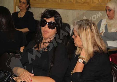 بالفيديو والصور.. انهيار الفنانة سيمون في عزاء والدتها بكنيسة العذراء... وفيفي عبده تواسيها