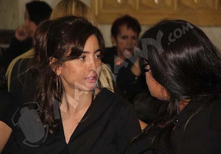 بالفيديو والصور.. انهيار الفنانة سيمون في عزاء والدتها بكنيسة العذراء... وفيفي عبده تواسيها