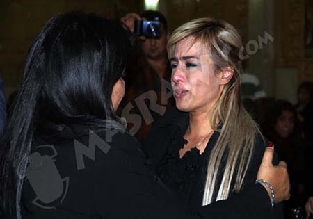 بالفيديو والصور.. انهيار الفنانة سيمون في عزاء والدتها بكنيسة العذراء... وفيفي عبده تواسيها