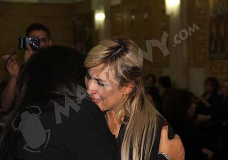 بالفيديو والصور.. انهيار الفنانة سيمون في عزاء والدتها بكنيسة العذراء... وفيفي عبده تواسيها