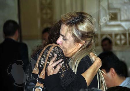 بالفيديو والصور.. انهيار الفنانة سيمون في عزاء والدتها بكنيسة العذراء... وفيفي عبده تواسيها