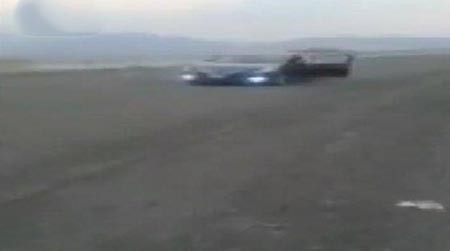 بالفيديو.. سيارة تسير صعوداً للخلف وتناقض قانون الجاذبية في وادي نعمان بمكة المكرمة