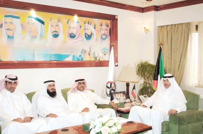 الشيخ فواز الخالد خلال لقائه بلجنة اهالي مدينة صباح الاحمد﻿