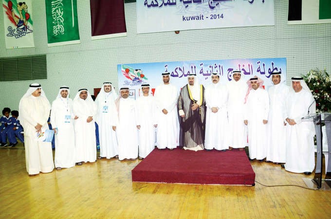 الشيخ فهد العلي يتوسط الحضور 