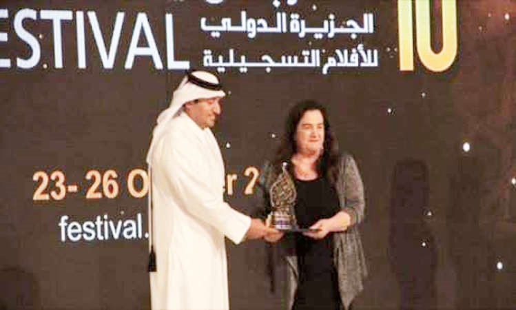 الشيخ حمد بن ثامر يسلم جائزة الجزيرة الذهبية الكبرى لمخرجة فيلم لقاء مع ارض مفقودة﻿