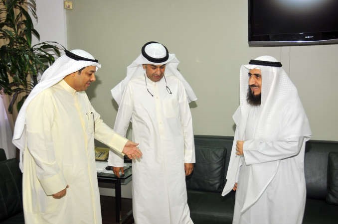 فريد العمادي مهنئا الوزير ويبدو وكيل العدل عبدالعزيز الماجد﻿