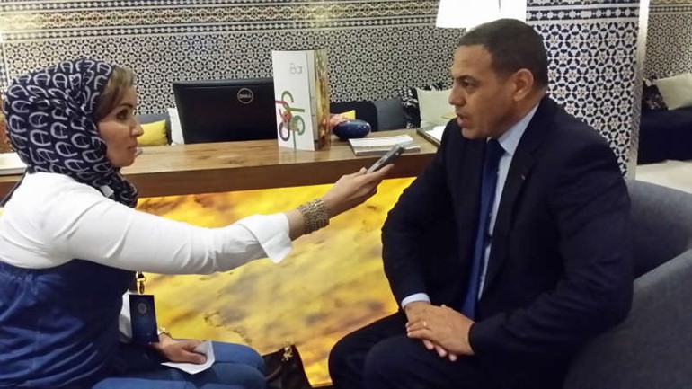 عبدالسلام بكرات متحدثا الى الزميلة هالة عمران