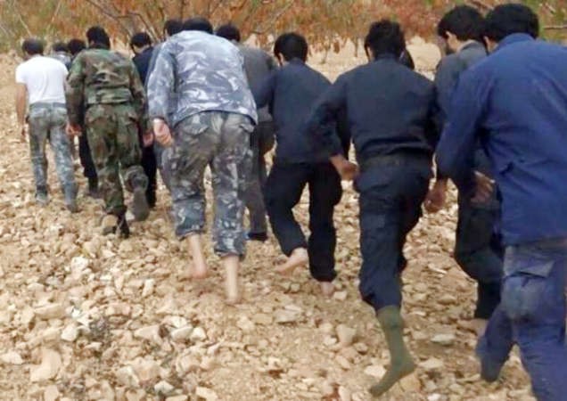 صورة نشرتها جبهة النصرة للعسكريين اللبنانيين الاسرى لديها في القلمون 