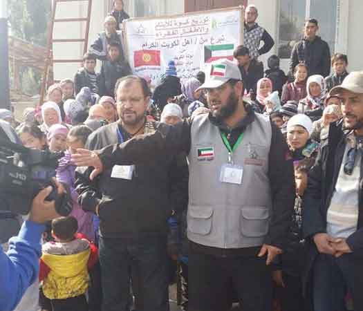 نبيل العون مع عدد من اهالي قيرغيزستان في احدى المناسبات