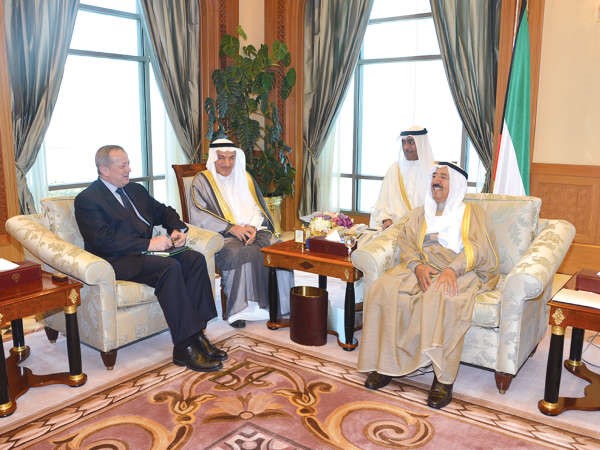 صاحب السمو الامير الشيخ صباح الاحمد مستقبلا الجنرال جون الن المبعوث الرئاسي الخاص للتحالف الدولي لمواجهة تنظيم الدولة الاسلامية داعشالتفاصيل ص13﻿