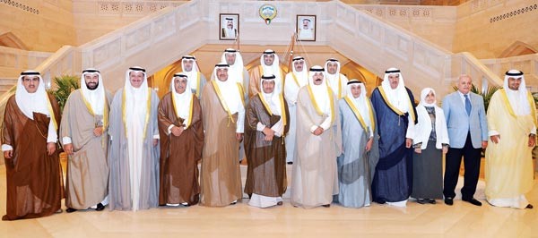سمو رئيس الوزراء الشيخ جابر المبارك متوسطا الوزراء على هامش الاجتماع ﻿