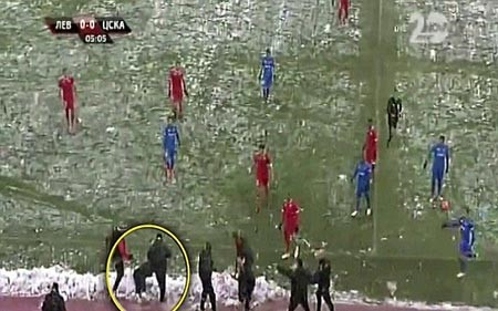 بالفيديو.. جماهير تهاجم مدرب بكرة ثلج وتفقده وعيه