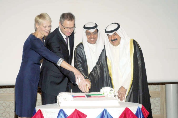 مبارك الخرينج وخالد الجار الله والسفير التشيكي وحرمه يقطعون كيكة الاحتفال