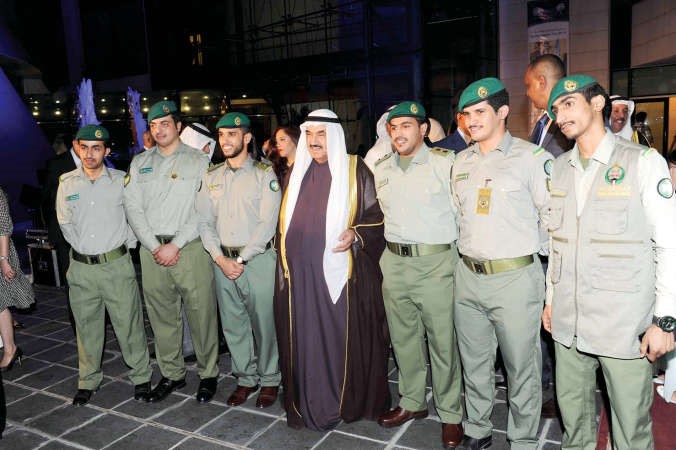 سمو الشيخ ناصر المحمد مع عدد من منتسبي الحرس الوطني خلال مشاركته في جانب من الحفل