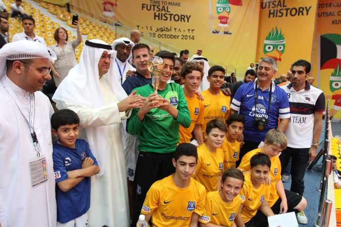 الشيخ طلال المحمد يسلم الكاس للاعبي ايفرتون