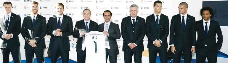 القبيسي يتوسط فلورينتينو بيريز ومدرب ريال مدريد واللاعبين