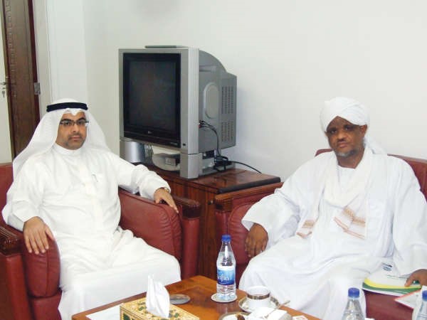 السفير طلال منصور الهاجري مع حميدي الفكي 