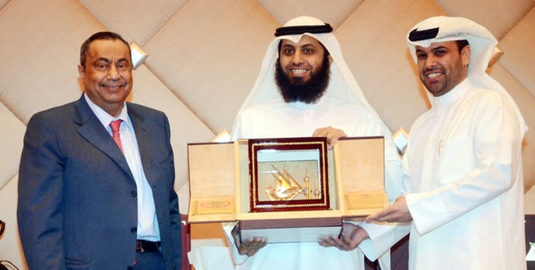 د خالد السهلاوي يكرم احد اعضاء فريق الخدمات الطبية