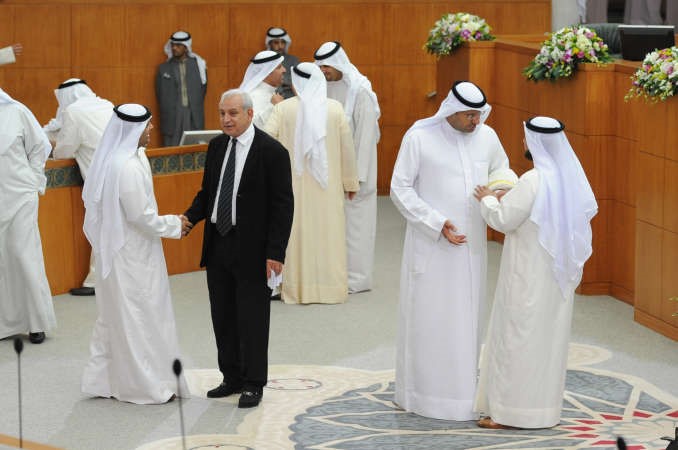 د بدر العيسى مع فيصل الكندري ود علي العبيدي في حديث مع احد النواب