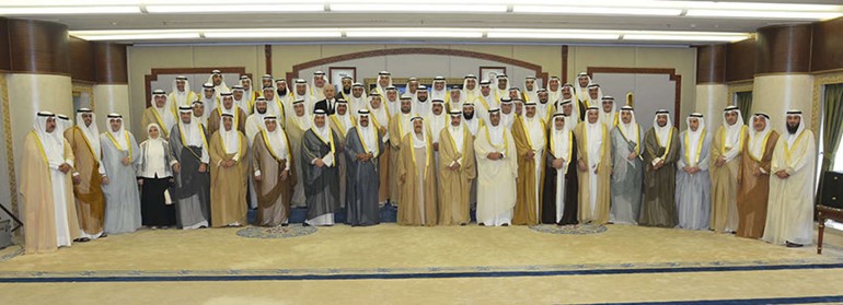 صاحب السمو الامير الشيخ صباح الاحمد وسمو ولي العهد الشيخ نواف الاحمد ورئيس مجلس الامة مرزوق الغانم وسمو رئيس الوزراء الشيخ جابر المبارك في لقطة تذكارية مع النواب والوزراء عقب حفل الافتتاح