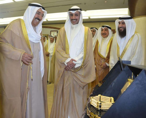 صاحب السمو الامير يتلقى هدية من مجلس الامة