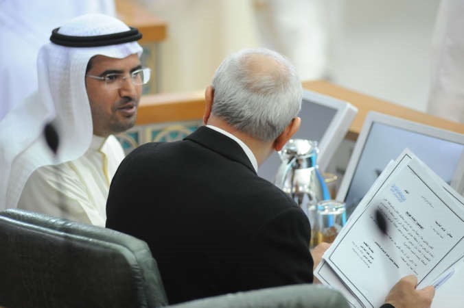 سيف العازمي في حديث جانبي مع د بدر العيسى