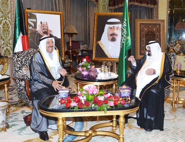خادم الحرمين الشريفين الملك عبدالله بن عبدالعزيز مستقبلا اخاه صاحب السمو الامير الشيخ صباح الاحمد
