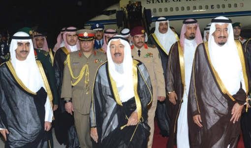  صاحب السمو الامير الشيخ صباح الاحمد خلال وصوله الى الرياض وفي استقباله صاحب السمو الملكي الامير سلمان بن عبدالعزيز ولي العهد 
