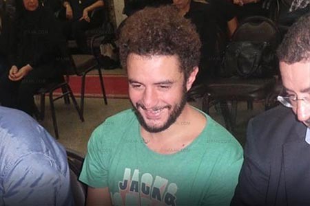 بالصور.. أحمد الفيشاوي يظهر بـ"لوك" غريب ومرعب في عزاء والدة "سيمون"