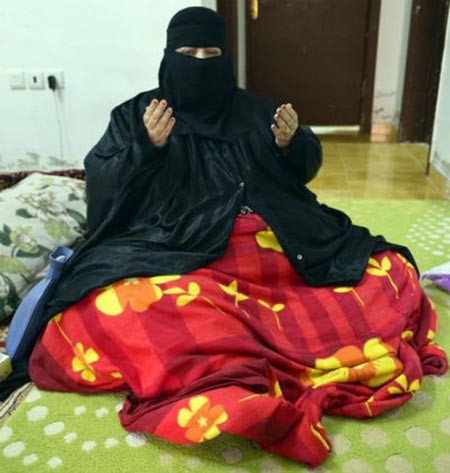 بالفيديو.. أضخم سيدة في الرياض مريضة بداء الفيل