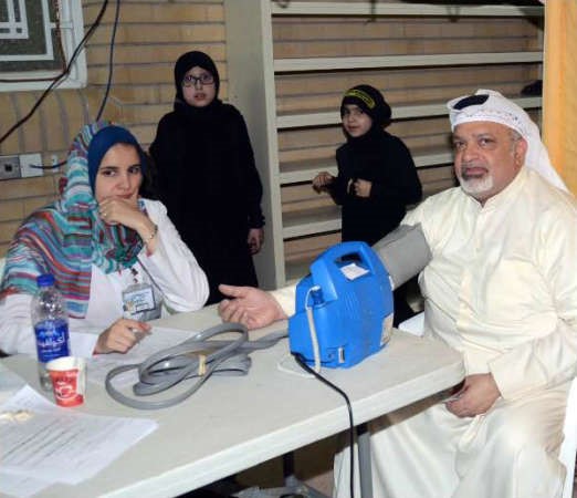 فحص احد المتبرعين بالدم