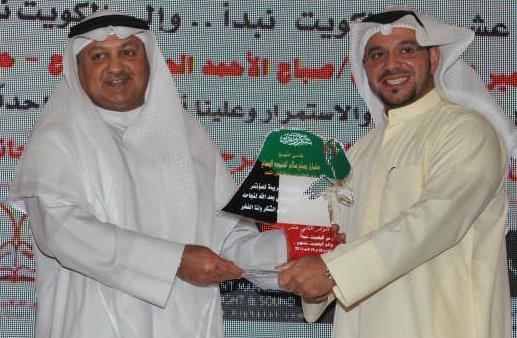 محمد العواش يتسلم درع تكريم الشيخ سلمان الحمود من يوسف الياسين 