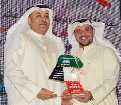 عبدالله المطير متسلما تكريم عبدالعزيز المطير 
