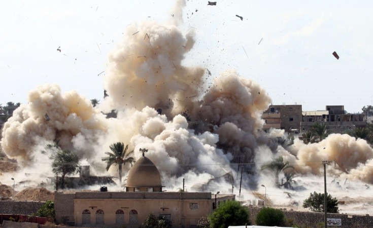 دخان كثيف يتصاعد خلال تنفيذ الجيش المصري عملية عسكرية ضد العناصر الارهابية برفح امس رويترز 