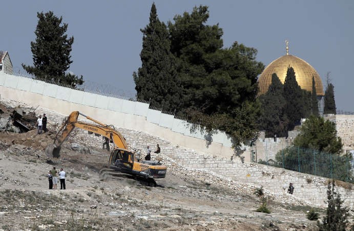 قوات الاحتلال تحرس جرافة تزيل اكواخا لفلسطينيين في حي سلوان بالقدس الشرقية افپ
