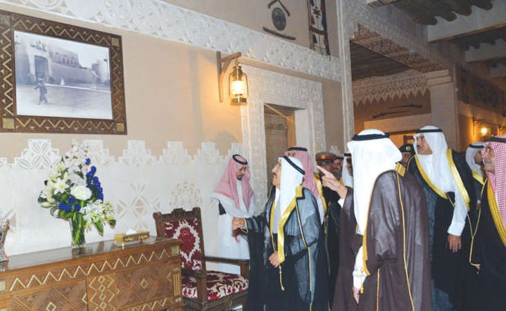 صاحب السمو الامير يستعرض الاثار والصور التاريخية للملك عبد العزيز ومدينة الرياض