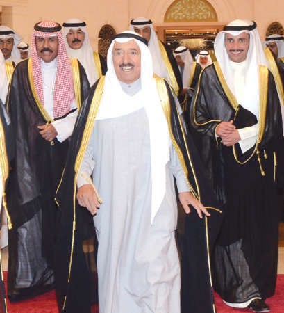 صاحب السمو الامير الشيخ صباح الاحمد لدى وصوله الى البلاد وفي استقباله سمو ولي العهد الشيخ نواف الاحمد ومرزوق الغانم 