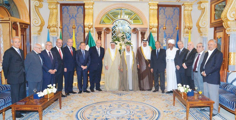 صاحب السمو الامير الشيخ صباح الاحمد اثناء استقباله رئيس مجلس العلاقات العربية والدولية محمد الصقر واعضاء المجلس ﻿