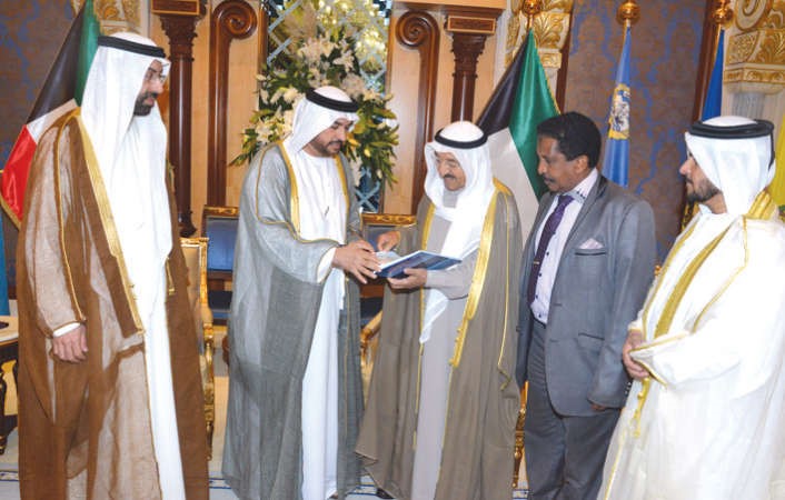 صاحب السمو الامير الشيخ صباح الاحمد خلال استقباله جمال البح رئيس مجلس امناء جائزة الاسرة العربية وسيف الشامسي ﻿