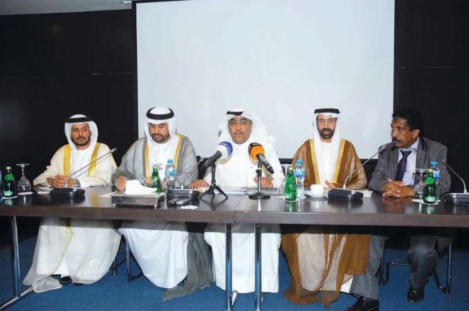 نائب رئيس التحرير الزميل عدنان الراشد متوسطا جمال البح وسيف الشامسي واحمد الظاهري ودابو بكر حسينهاني عبدالله