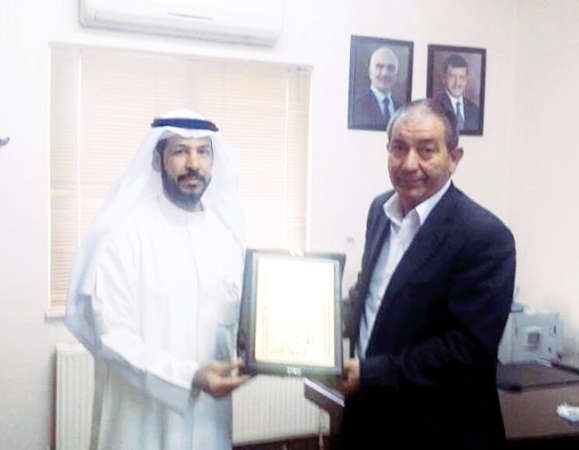 فايز الديحاني يقدم درعا لمسؤول اردني