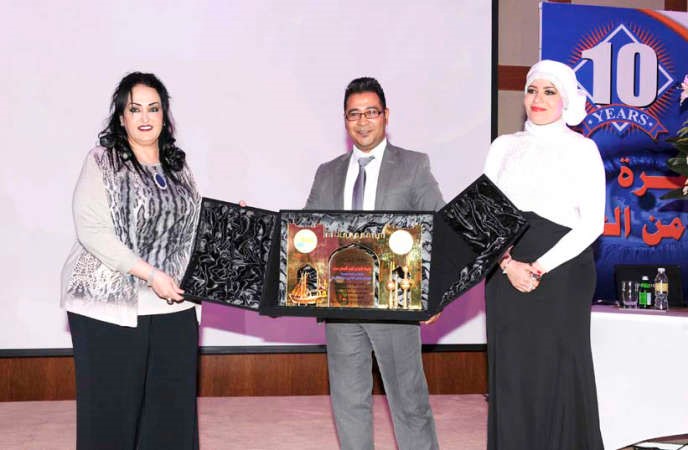 سارة المنصور تكرم الشيخة امل الحمود خلال احتفال الشركة بمرور 10 سنوات على التاسيس