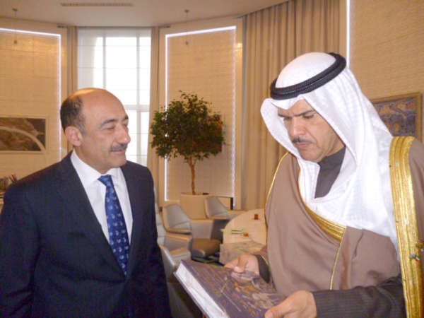  الشيخ سلمان الحمود مع وزير الشباب والرياضة الاذربيجاني عزت رحيموف 