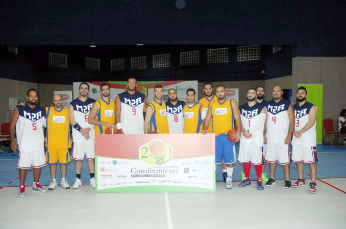 لاعبو فريقي M2R والبنك الاهلي قبل بدء المباراة الافتتاحية﻿