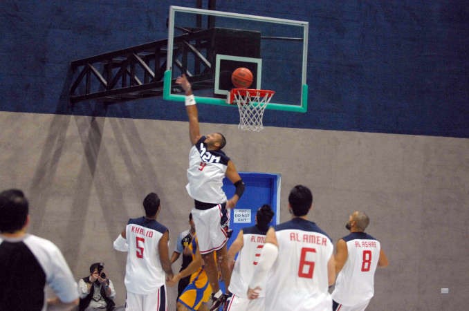 لاعب M2R يحاول الدفاع عن سلته﻿