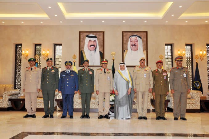 الشيخ خالد الجراح متوسطا رؤساء الاركان في دول التعاون بحضور الفريق الركن محمد الخضر﻿