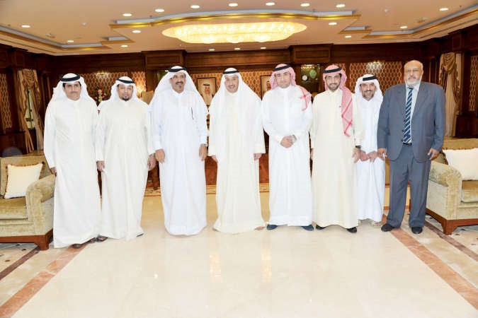 الشيخ فيصل الحمود مستقبلا نائب رئيس غرفة صناعة وتجارة قطر محمد الكواري﻿