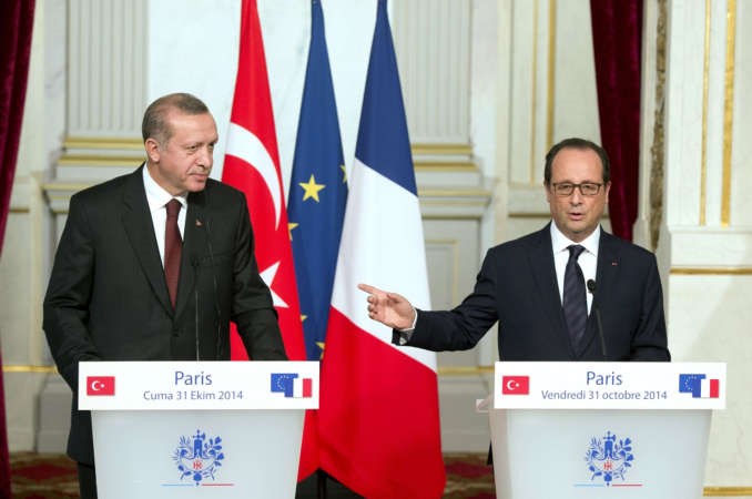 الرئيس الفرنسي فرنسوا هولاند ونظيره التركي رجب طيب اردوغان خلال المؤتمر الصحافي بالاليزيه امسافپ