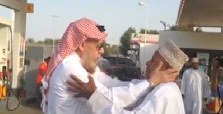 بالفيديو.. لحظات مؤثرة تجمع صديقين "كويتي وعماني "بعد فراق 44 عاماً اثر صدفة غريبة !
