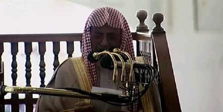 بالفيديو.. امام المسجد الحرام يبكي متأثراً اثناء خطبة الجمعة